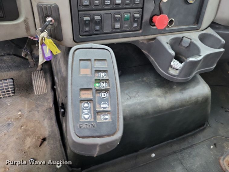 image for item LS9633 2011 International WorkStar 7600  semi truck