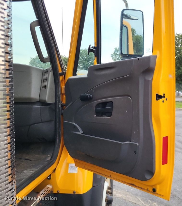 image for item LS9633 2011 International WorkStar 7600  semi truck