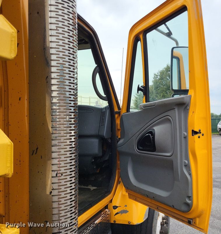 image for item LS9634 2007 International 7400  dump truck