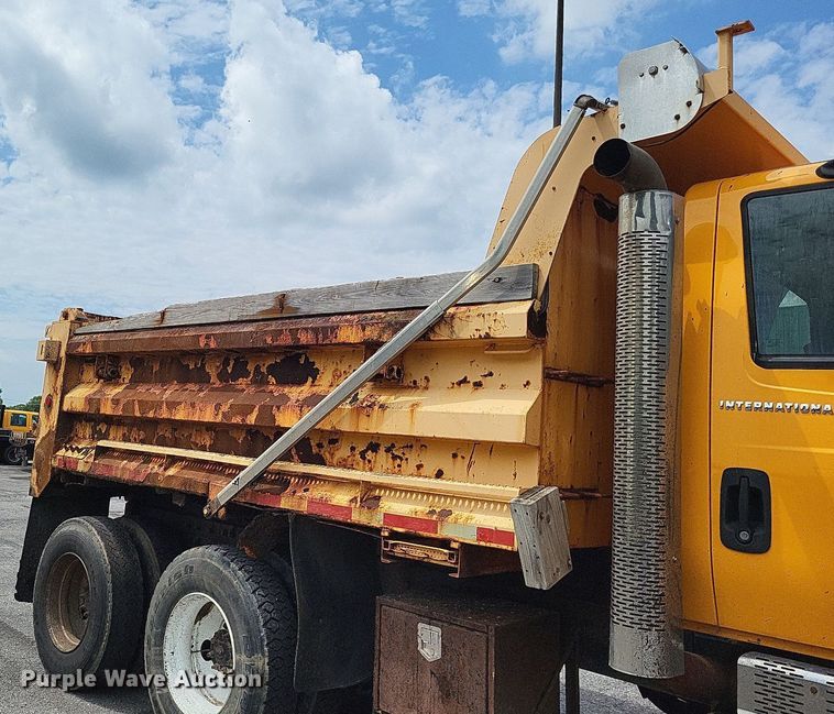 image for item LS9636 2006 International 7400  dump truck