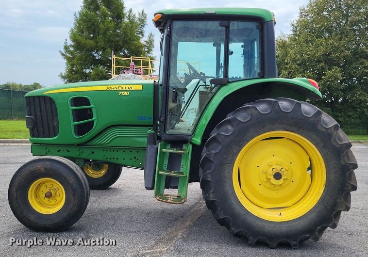 image for item LS9638 2011 John  Deere 7130  tractor