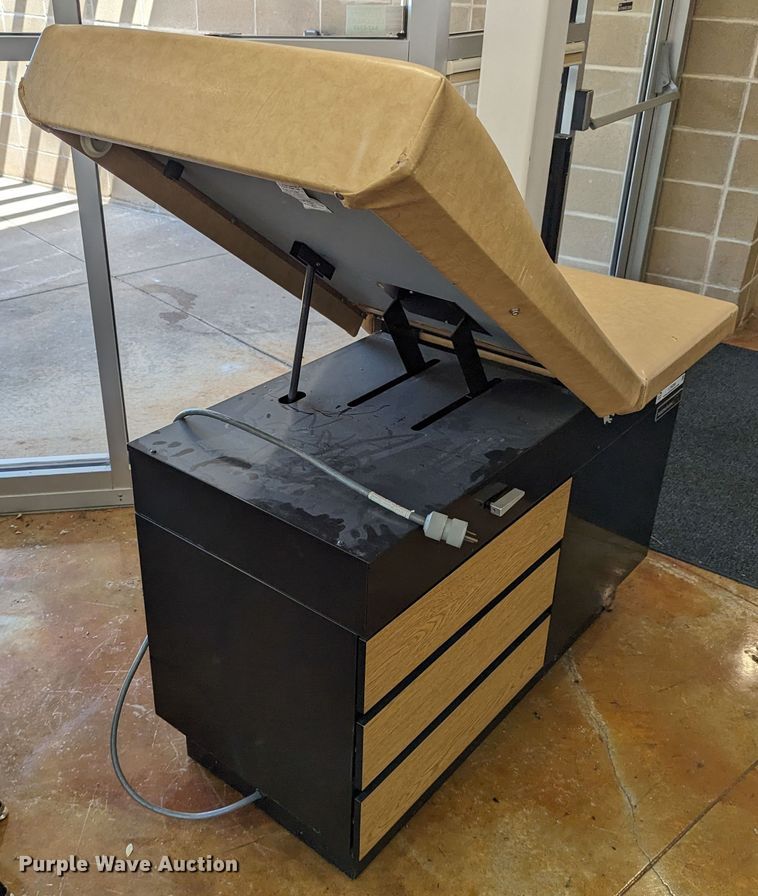 image for item LY9296 Midmark Ritter 100  examination table
