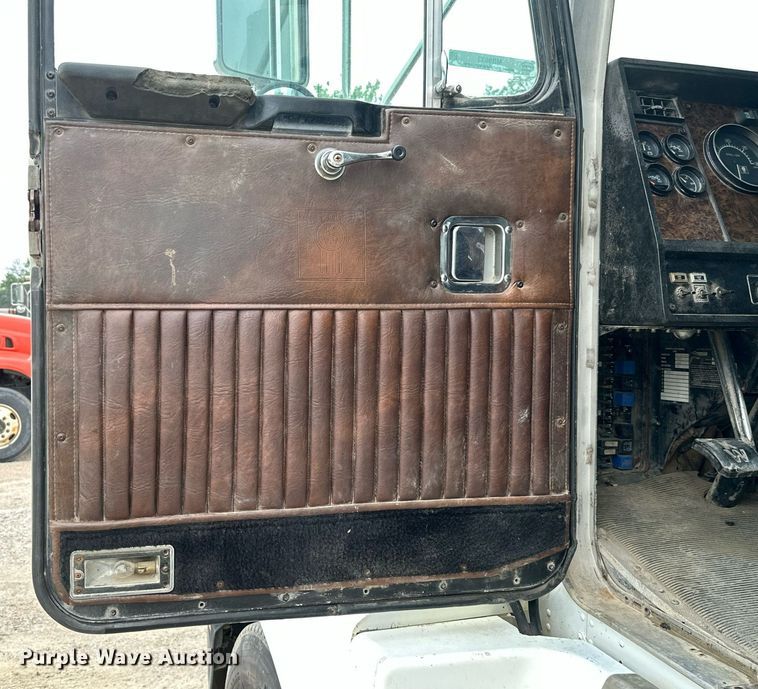 image for item MB9633 1988 Kenworth T600  semi truck