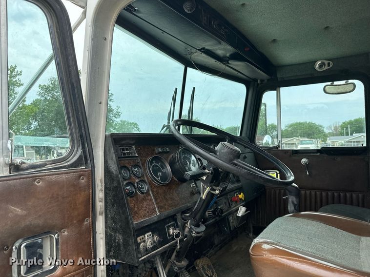 image for item MB9633 1988 Kenworth T600  semi truck