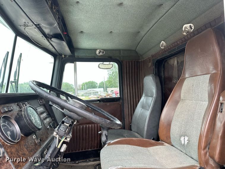 image for item MB9633 1988 Kenworth T600  semi truck