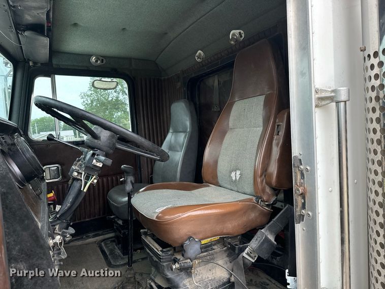 image for item MB9633 1988 Kenworth T600  semi truck