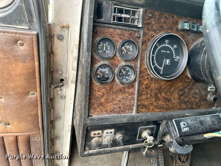 image for item MB9633 1988 Kenworth T600  semi truck