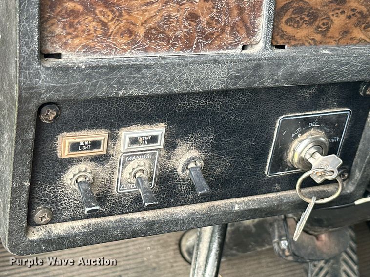 image for item MB9633 1988 Kenworth T600  semi truck