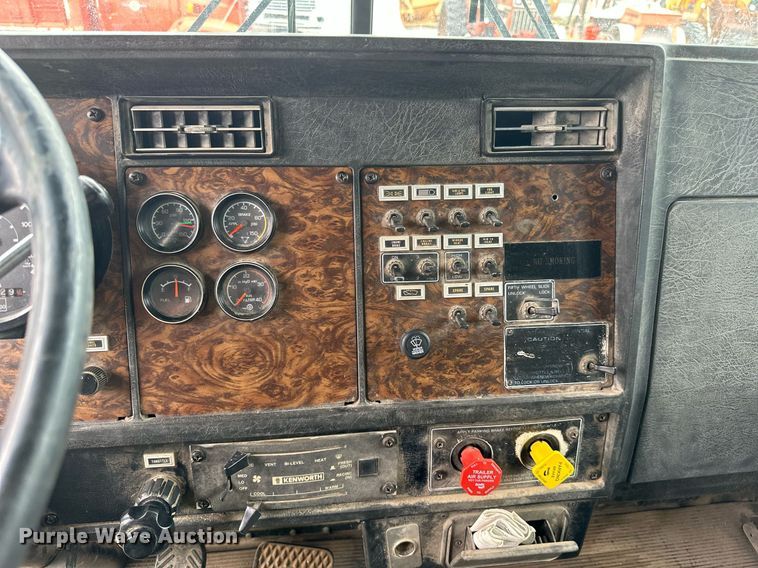 image for item MB9633 1988 Kenworth T600  semi truck