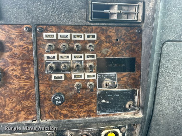 image for item MB9633 1988 Kenworth T600  semi truck