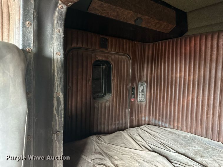 image for item MB9633 1988 Kenworth T600  semi truck