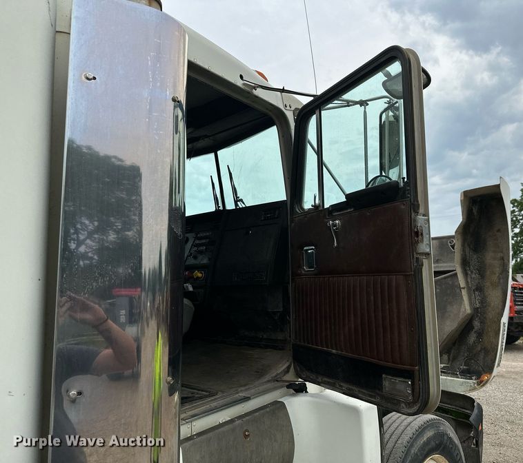 image for item MB9633 1988 Kenworth T600  semi truck