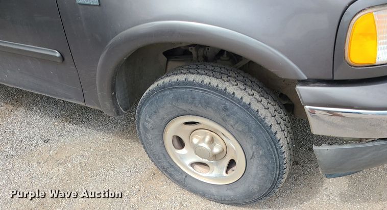 image for item MG9617 2002 Ford F150  pickup truck