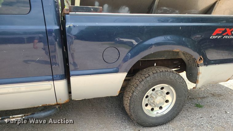 image for item MG9618 2003 Ford F250 Super Duty  SuperCab pickup truck