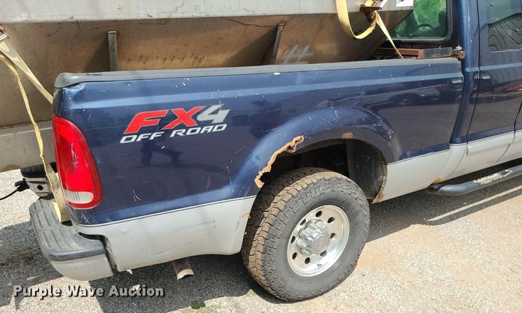 image for item MG9618 2003 Ford F250 Super Duty  SuperCab pickup truck