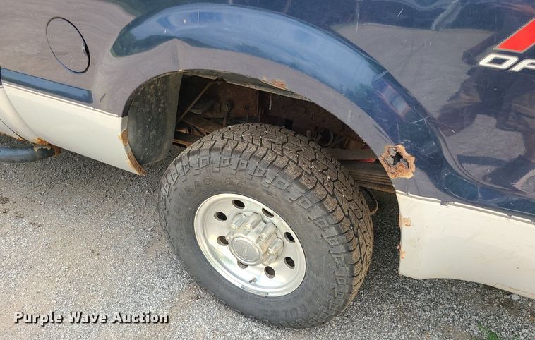 image for item MG9618 2003 Ford F250 Super Duty  SuperCab pickup truck