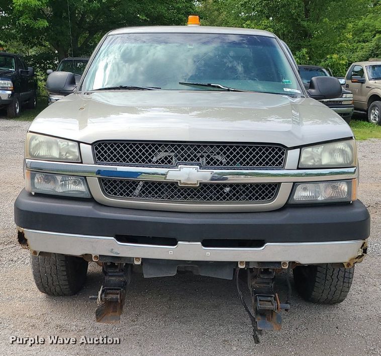 image for item MG9619 2003 Chevrolet Silverado 2500HD  Ext. Cab pickup truck