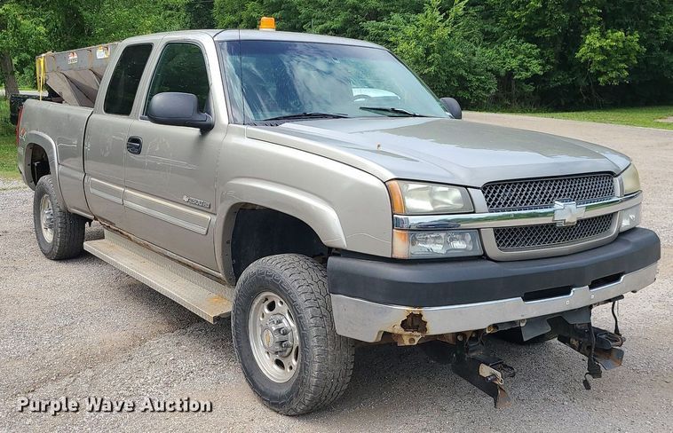 image for item MG9619 2003 Chevrolet Silverado 2500HD  Ext. Cab pickup truck