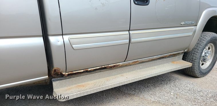 image for item MG9619 2003 Chevrolet Silverado 2500HD  Ext. Cab pickup truck