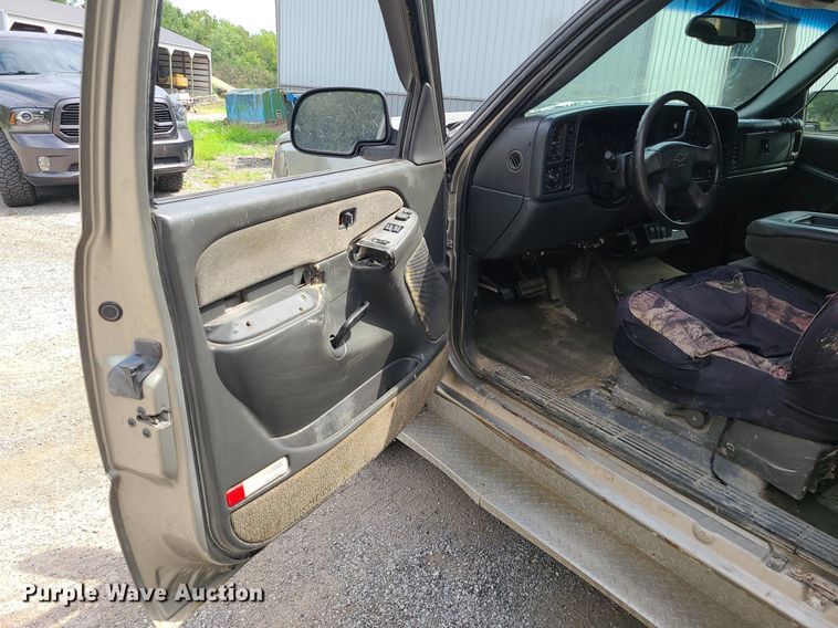 image for item MG9619 2003 Chevrolet Silverado 2500HD  Ext. Cab pickup truck