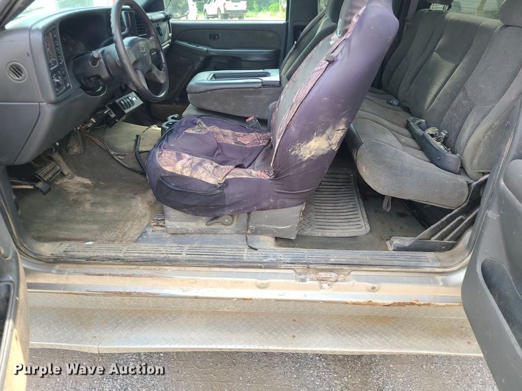 image for item MG9619 2003 Chevrolet Silverado 2500HD  Ext. Cab pickup truck