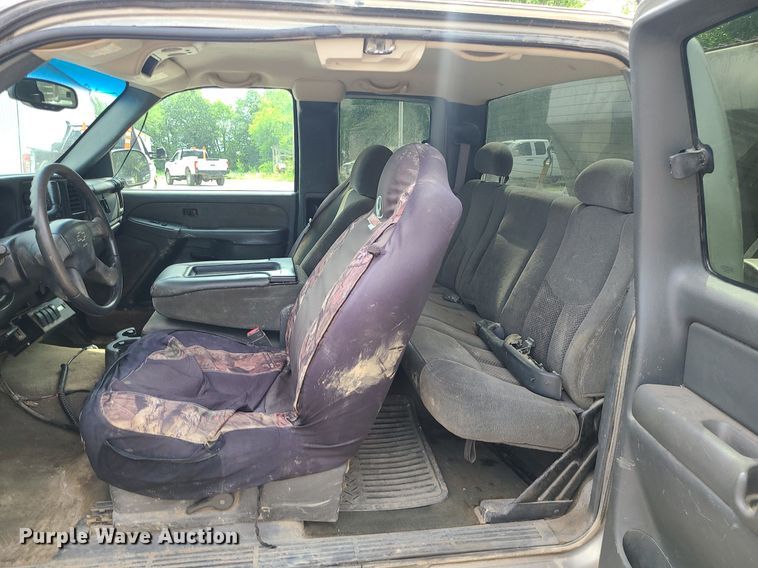 image for item MG9619 2003 Chevrolet Silverado 2500HD  Ext. Cab pickup truck