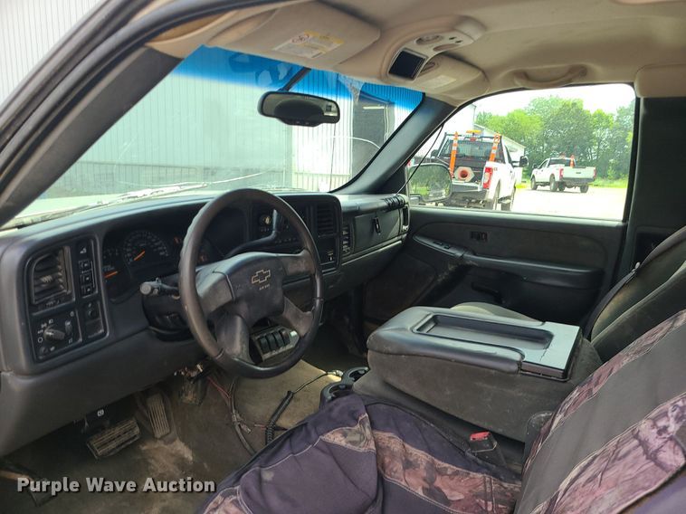 image for item MG9619 2003 Chevrolet Silverado 2500HD  Ext. Cab pickup truck