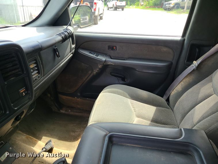 image for item MG9619 2003 Chevrolet Silverado 2500HD  Ext. Cab pickup truck