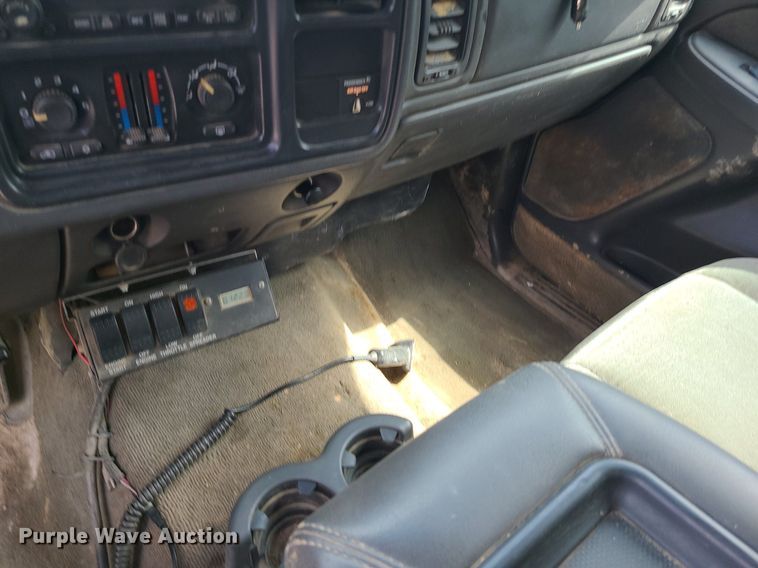 image for item MG9619 2003 Chevrolet Silverado 2500HD  Ext. Cab pickup truck