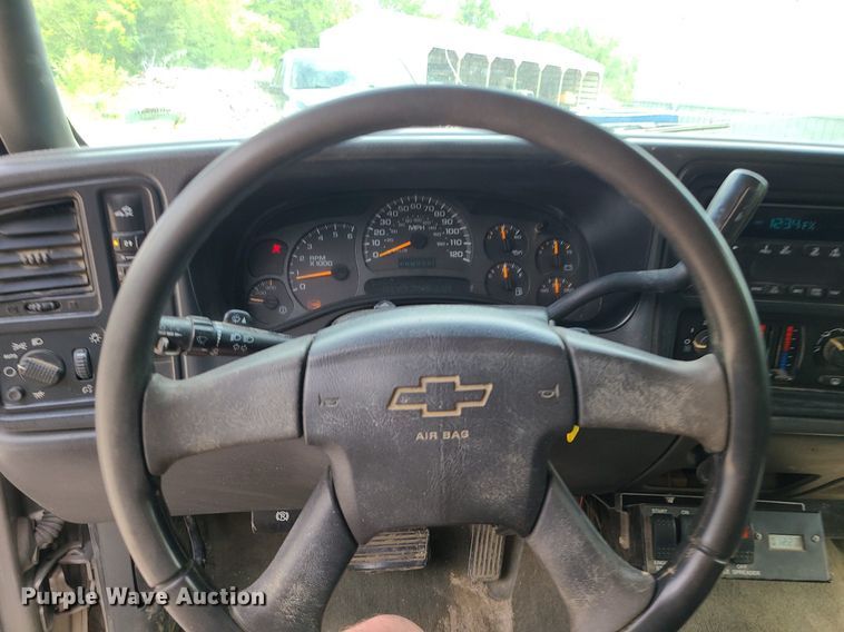 image for item MG9619 2003 Chevrolet Silverado 2500HD  Ext. Cab pickup truck