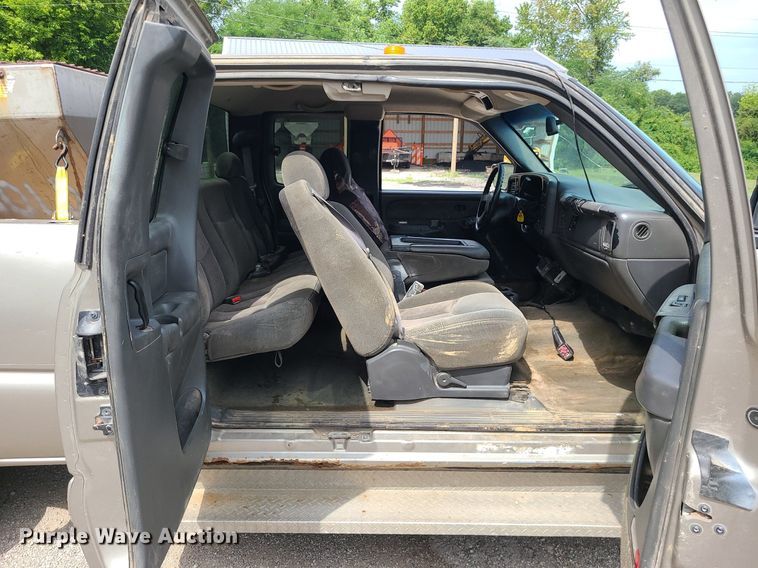 image for item MG9619 2003 Chevrolet Silverado 2500HD  Ext. Cab pickup truck