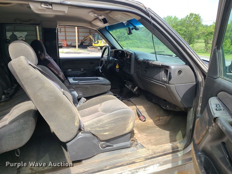 image for item MG9619 2003 Chevrolet Silverado 2500HD  Ext. Cab pickup truck