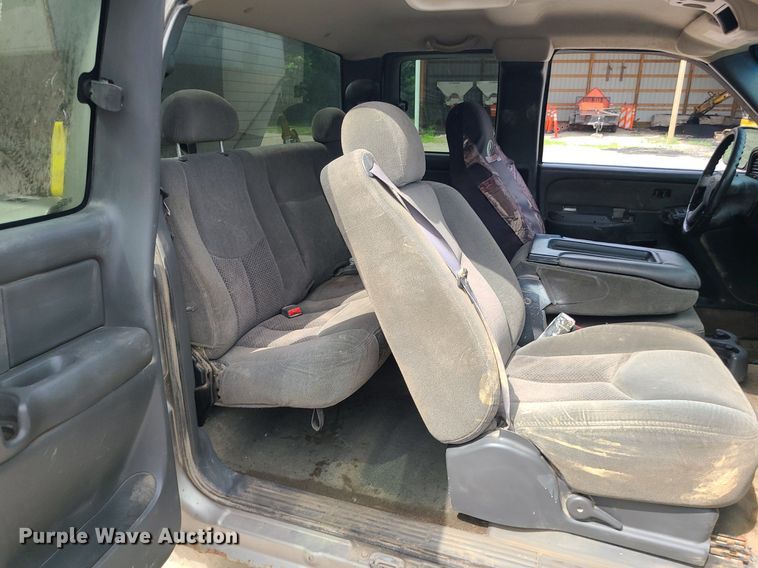 image for item MG9619 2003 Chevrolet Silverado 2500HD  Ext. Cab pickup truck