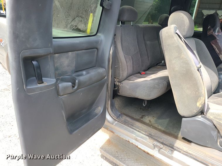 image for item MG9619 2003 Chevrolet Silverado 2500HD  Ext. Cab pickup truck