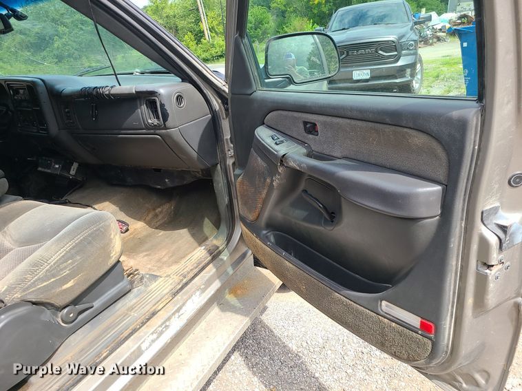 image for item MG9619 2003 Chevrolet Silverado 2500HD  Ext. Cab pickup truck