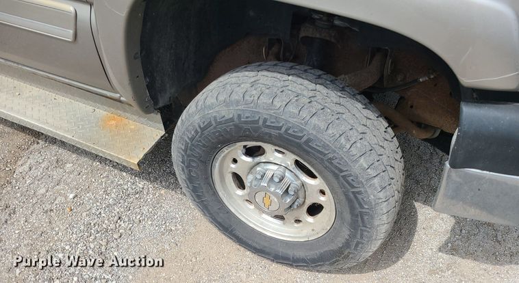 image for item MG9619 2003 Chevrolet Silverado 2500HD  Ext. Cab pickup truck