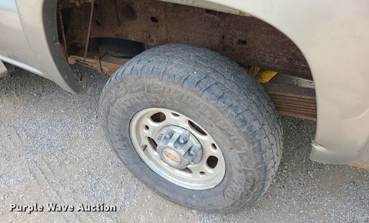 image for item MG9619 2003 Chevrolet Silverado 2500HD  Ext. Cab pickup truck