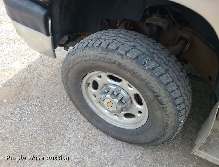 image for item MG9619 2003 Chevrolet Silverado 2500HD  Ext. Cab pickup truck