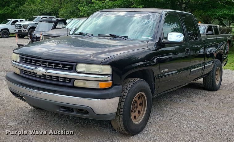 image for item MG9620 2001 Chevrolet Silverado 1500  Ext. Cab pickup truck