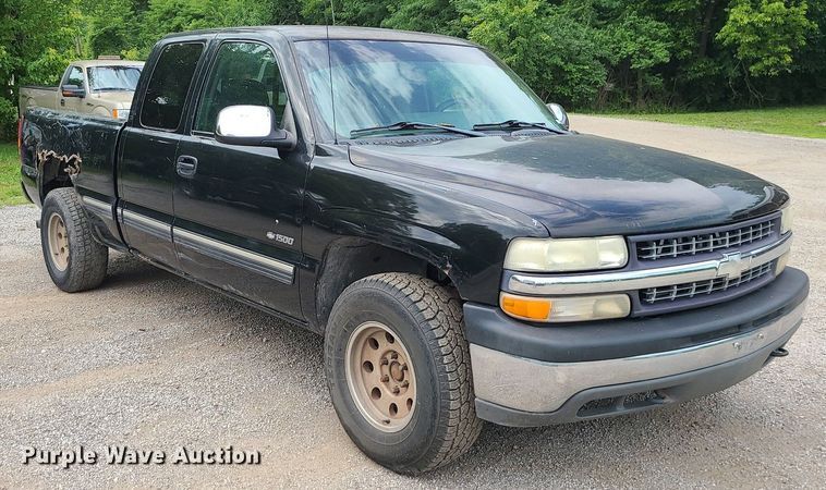 image for item MG9620 2001 Chevrolet Silverado 1500  Ext. Cab pickup truck