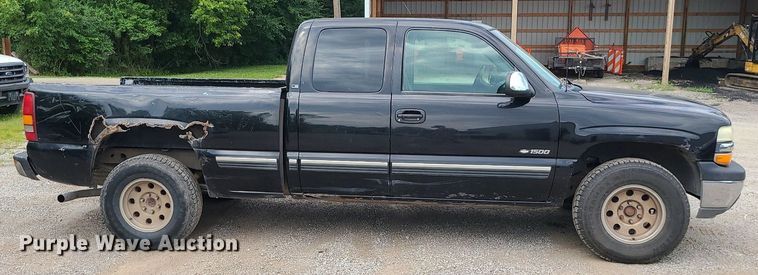 image for item MG9620 2001 Chevrolet Silverado 1500  Ext. Cab pickup truck