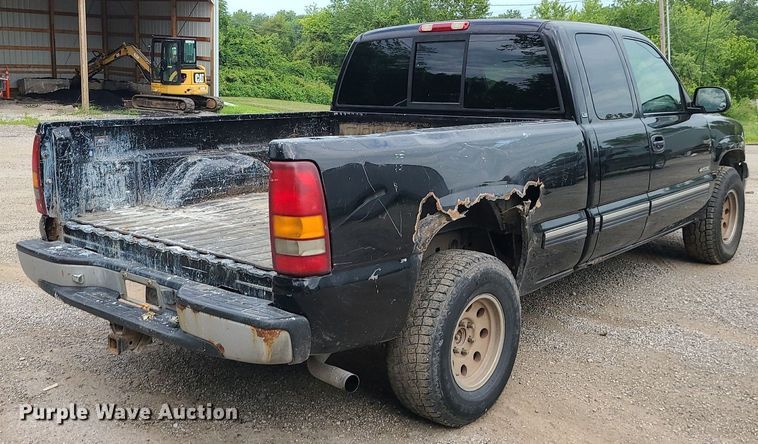 image for item MG9620 2001 Chevrolet Silverado 1500  Ext. Cab pickup truck