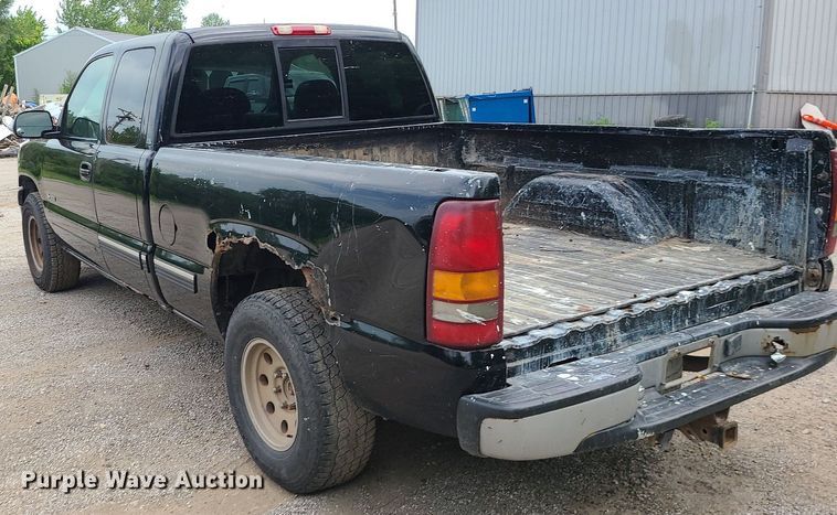 image for item MG9620 2001 Chevrolet Silverado 1500  Ext. Cab pickup truck