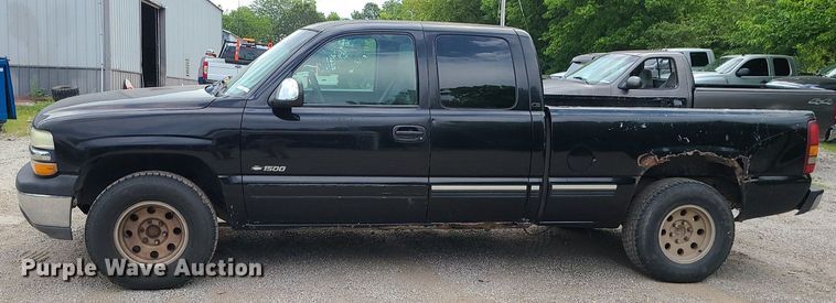 image for item MG9620 2001 Chevrolet Silverado 1500  Ext. Cab pickup truck