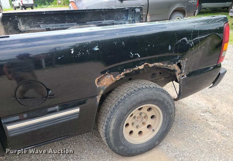 image for item MG9620 2001 Chevrolet Silverado 1500  Ext. Cab pickup truck