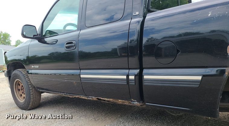 image for item MG9620 2001 Chevrolet Silverado 1500  Ext. Cab pickup truck