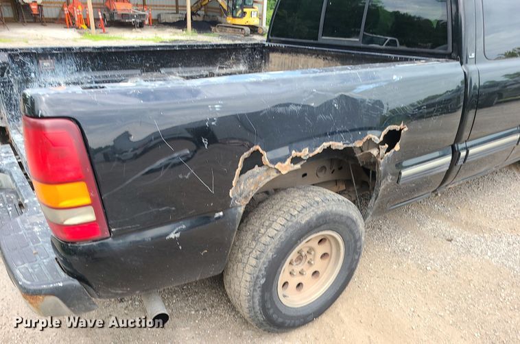 image for item MG9620 2001 Chevrolet Silverado 1500  Ext. Cab pickup truck