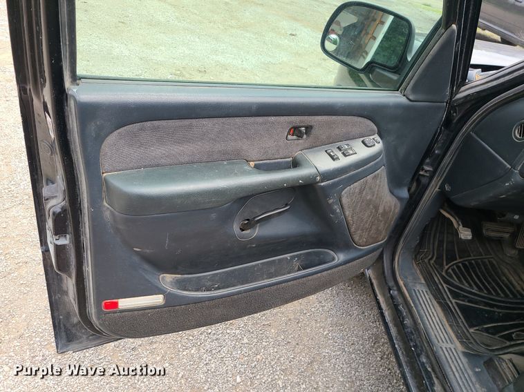 image for item MG9620 2001 Chevrolet Silverado 1500  Ext. Cab pickup truck