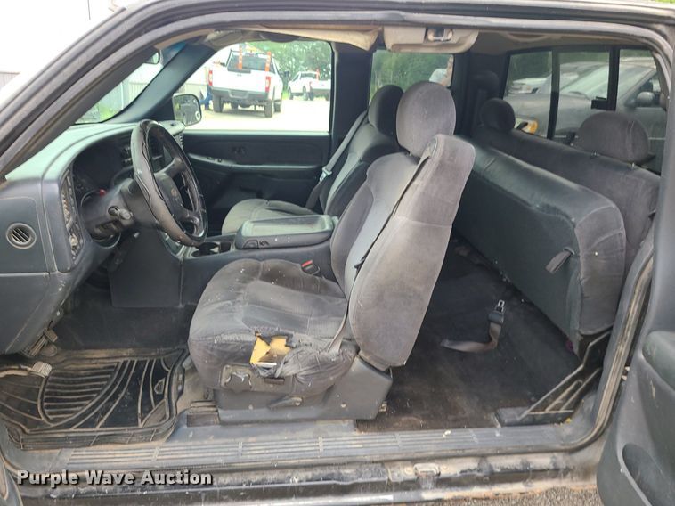 image for item MG9620 2001 Chevrolet Silverado 1500  Ext. Cab pickup truck