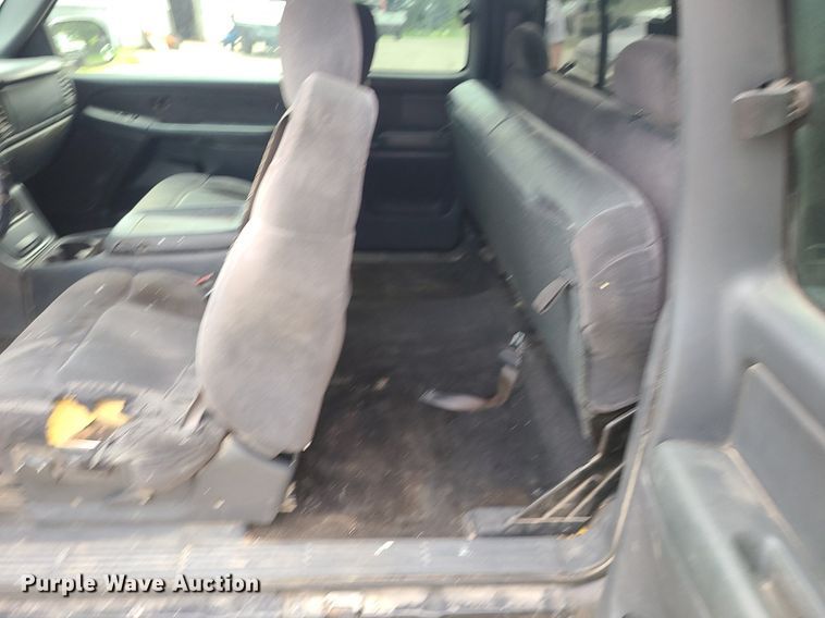 image for item MG9620 2001 Chevrolet Silverado 1500  Ext. Cab pickup truck